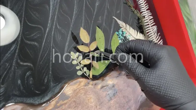 قرار دادن گل خشگ در سینی رزینی