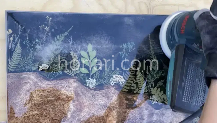 سمباده زدن روی سینی رزین اپوکسی و چوب