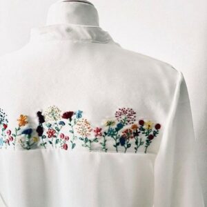 طرح گلدوزی روی پشت لباس زنانه