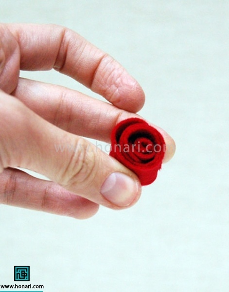 سپس ÙÙØ§Ø± بÙÙØ¯ ÙÙ
Ø¯Û ÙØ±Ù
ز را از سÙ
ت راست (سÙ
ت بارÛÚ© تر ) Ù
اÙÙØ¯ عکس رÙÙ Ù
ÛÚ©ÙÛÙ