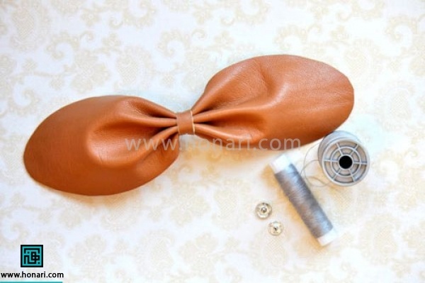 اموزش دستبند چرم طرح پاپیون-مرحله 5 به آن چسب زده و در مرکز پاپیون (روی نخ ) میچسبانیم