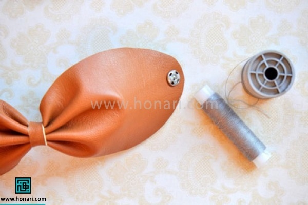 اموزش دستبند چرم طرح پاپیون-مرحله 6 در انتهای هر قسمت دکمه( چهارپارچه ) متصل میکنیم