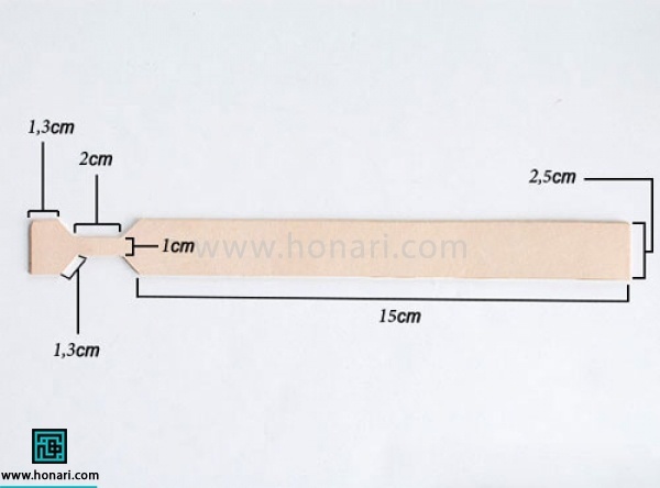 اموزش ساخت جا سوئیچی چرم دوزی-مرحله 1 مواد و ابزار اولیه برای شروع آموزش چرم دوزی : چرم ، زیر و رو تخت ، حلقه کلید پرس ، تخته کار ایرانی ، مشته بزرگ ، سمبه زیرو رو تخت ، سمبه سایز یک ونیم ابتدا مطابق اندازه های که در عکس مشخص شده چرم را برش میزنیم