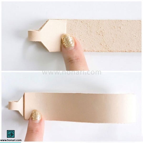 اموزش ساخت جا سوئیچی چرم دوزی-مرحله 2 لبه پایینی را تا کرده و لبه دیگر را روی آن قرار میدهیم