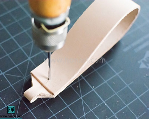 اموزش ساخت جا سوئیچی چرم دوزی-مرحله 3 کاملا روی هم قرار داده و با استفاده از سمبه سوراخی ایجاد میکنیم