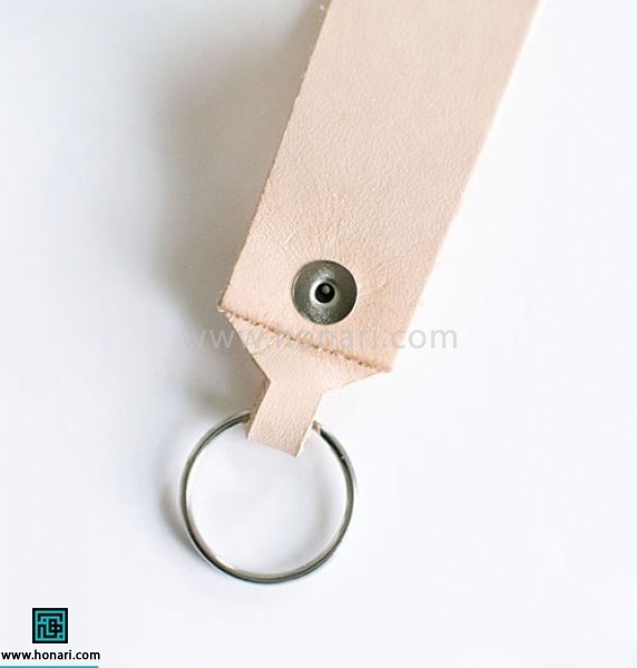 اموزش ساخت جا سوئیچی چرم دوزی-مرحله 5 حلقه کلید را از آن عبور میدهیم