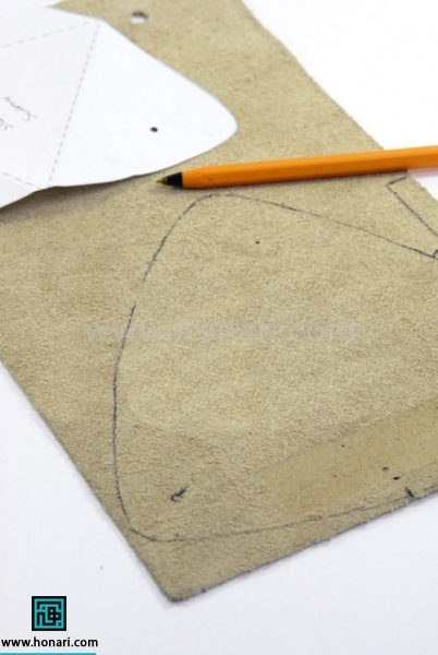 اموزش کیف چرمی مثلثی-مرحله 2 ابتدا با استفاده از الگو (برای دانلود الگو بر روی دانلود فایل الگو در بالای صفحه کلیک کنید. )طرح را روی چرم کشیده و برش میزنیم.