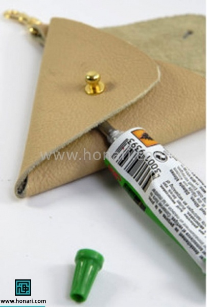 اموزش کیف چرمی مثلثی-مرحله 6 حالا قسمت بالایی دکمه رو روی قسمت پایینی می گذاریم و به هم وصل می کنیم. و با مقدار کمی چسب قسمت های باز رو به هم دیگه می چسبونیم که احیاناوسایل از داخل کیف بیرون نریزه.