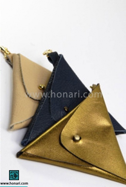 اموزش کیف چرمی مثلثی-مرحله 7 نتیجه ی نهایی این کیف چرمی کوچک ما به این شکل آماده میشه.