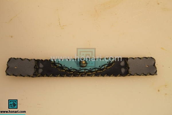 اموزش دستبند چرمی-مرحله 14 14.محل دکمه ها با سمبه سوراخ میکنیم.