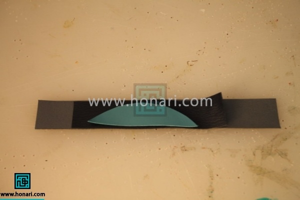 اموزش دستبند چرمی-مرحله 2 2.الگوهای موجود را روی چرم مصنوعی گذاشته و برش میدهیم.