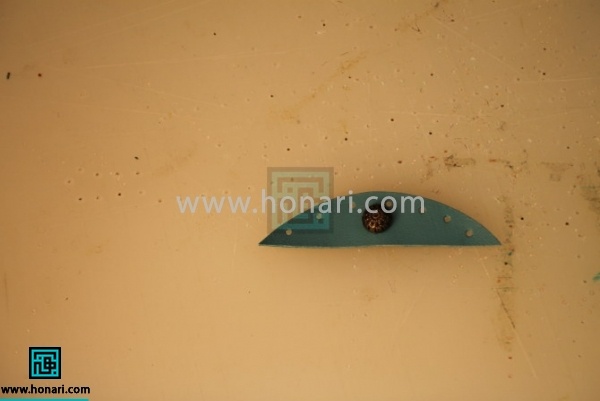 اموزش دستبند چرمی-مرحله 4 4.بر روی نیم دایره سیمبه های تزیینی میزنیم.