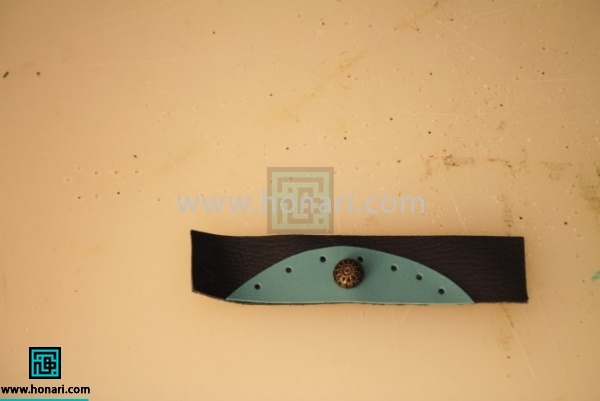 اموزش دستبند چرمی-مرحله 5 5.نیم دایره را بر روی مستطیل اماده شده از قبل میچسبانیم.