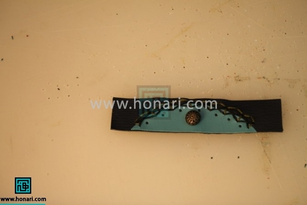 اموزش دستبند چرمی-مرحله 7 7.دوخت روی دستبند را انجام میدهیم.