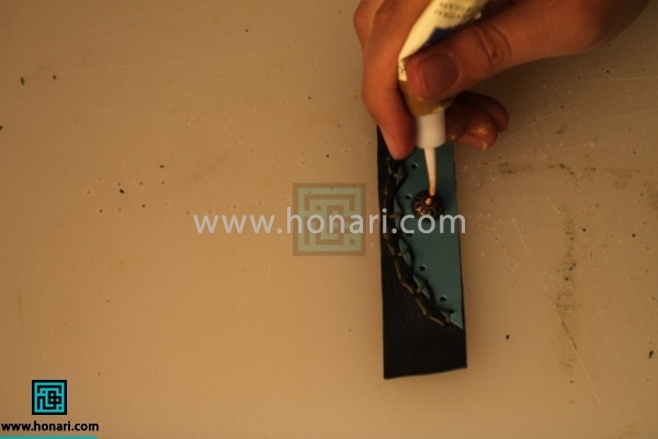 اموزش دستبند چرمی-مرحله 8 8.در صورت تمایل از ویترای دورگیری استفاده میکنیم.