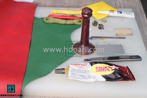 اموزش کیف آینه آرایش چرمی-مرحله 1 1.مواد و ابزار اولیه مورد نیاز جهت شروع آموزش چرم دوزی : چرم مصنوعی در رنگ های مختلف ، آهن ربای ساده ،نخ موم زده در رنگ های مختلف ، خمیردورگیر طلایی ، تخته کار ایرانی چسب آهن ، کرپ قهوه ای ، مشته بزرگ ، خودکار ژله ای ، خط کش فلزی ، سمبه سایز یک و نیم ، سوزن بزرگ ، قیچی مخصوص چرم ، کاتر سربی ، فندک فشاری