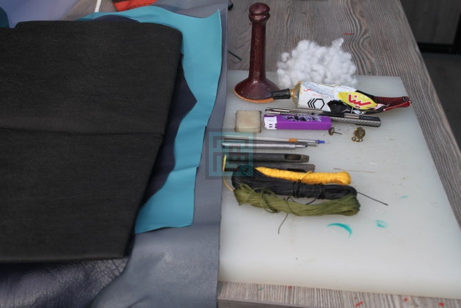 اموزش کیف چرم موبایل-مرحله 1 1.برای شروع اموزش چرم دوزی باید ابتدالوازم مورد نیاز را تهیه کنید