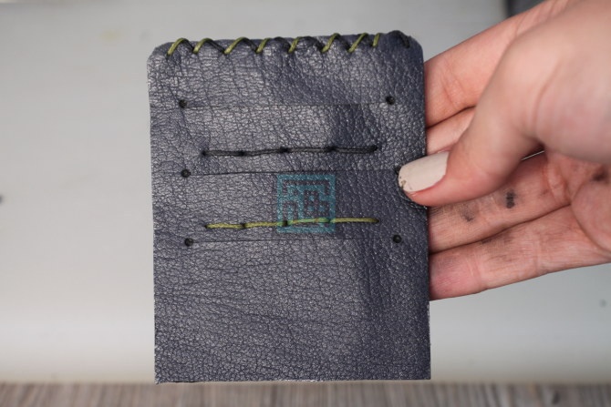 اموزش کیف چرم موبایل-مرحله 12 12.مانند کیف پول پشت هر جیب ایجاد شده یک تکه استر چسبانده و میدوزیم و سپس سراغ جیب بالاتر میرویم (دقت شود که جیب ها از بالا به پایین دوخته شده و به همین ترتیب بزرگتر میشوند)