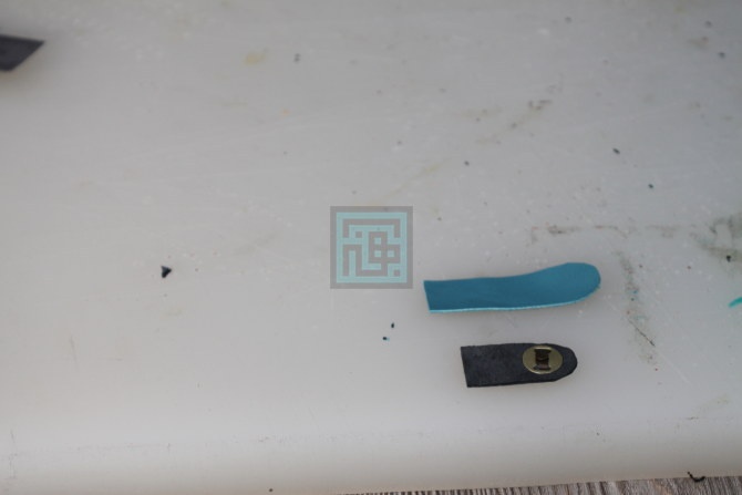 اموزش کیف چرم موبایل-مرحله 13 13.بر روی درب کیف دکمه اهنربایی نصب میکنیم(یک قسمت از دکمه روی درب و قسمت دوم روی بدنه کیف قرار مییرد که قسمت دوم ان بعد از نصب درب بر روی کیف نصب میشود.)