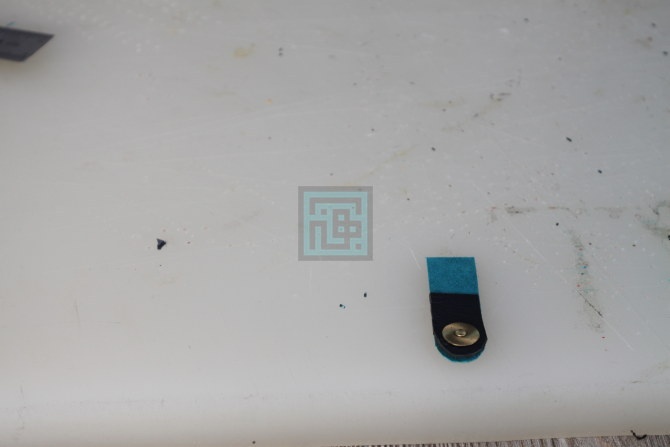 اموزش کیف چرم موبایل-مرحله 14 14.دو قسمت درب به یکدیگر چسبانده میشوند.