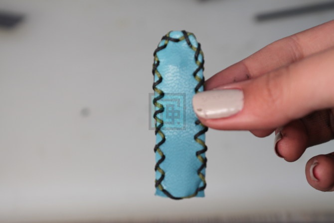 اموزش کیف چرم موبایل-مرحله 16 16.دور درب را میدوزیم.