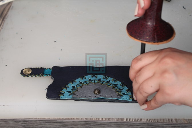 اموزش کیف چرم موبایل-مرحله 19 19.کیف ما به این صورت در خواهد امد.قبل از دوخت باید قسمت دوم دکمه اهنربایی بر بدنه اصلی نصب شود.