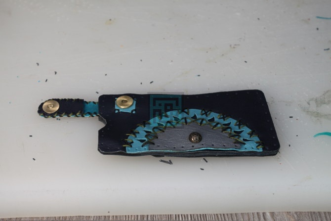 اموزش کیف چرم موبایل-مرحله 20 20.شروع به دوخت میکنیم.در صورت تمایل میتوان دو دور با دو رنگ مختلف دوخت بزنید.