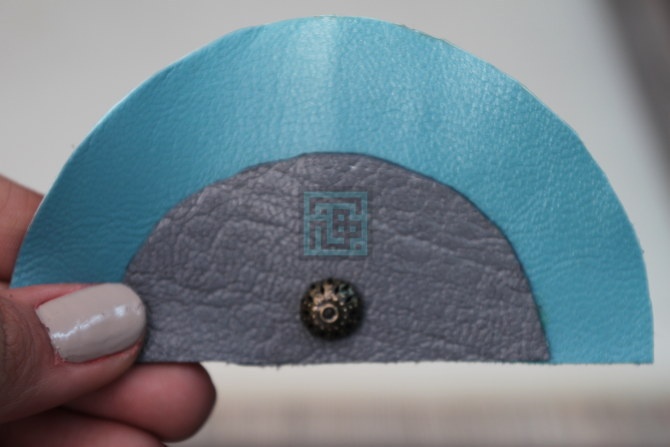 اموزش کیف چرم موبایل-مرحله 3 3 .نیم دایره کوچک را بر نیم دایره بزرگ می چسبانیم. بر روی نیم دایره های کوچک هر گونه تزییناتی که میخواهیم نصب میکنیم.