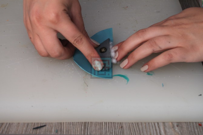 اموزش کیف چرم موبایل-مرحله 4 4.برای ایجاد برجستگی از پشم شیشه استفاده میکنیم