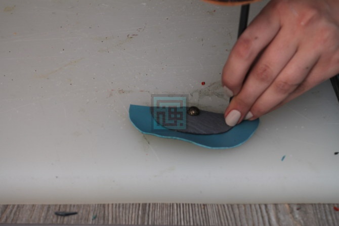 اموزش کیف چرم موبایل-مرحله 5 5.نیم دایره کوچک را سمبه میزنیم.