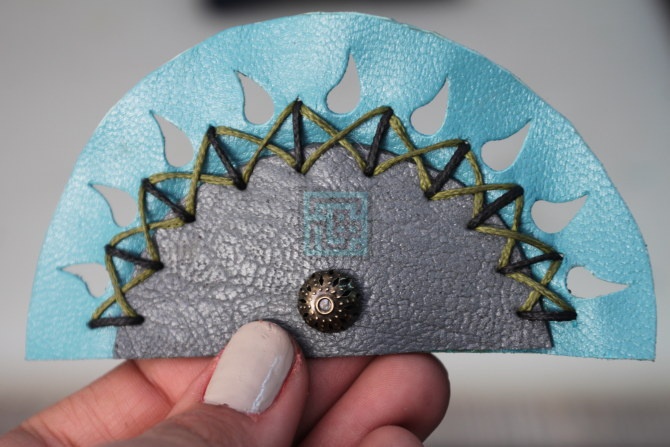 اموزش کیف چرم موبایل-مرحله 6 6.نیم دایره کوچک را بر نیم دایره بزرگتر میدوزیم و روی نیم دایره بزرگتر هرگونه تزییناتی که میخواهیم بر روی چرم انجام میدهیم.در اینجا با سمبه بته جقه نیم دایره را تزیین شده.