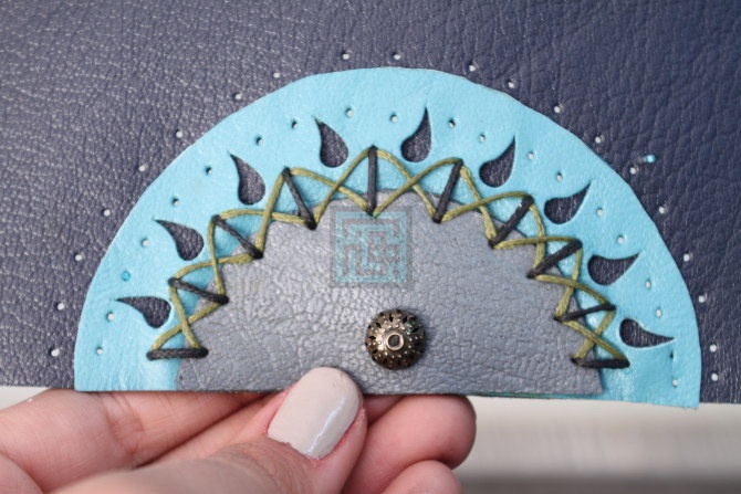 اموزش کیف چرم موبایل-مرحله 7 7.نیم دایره بزرگ را بر بیس اصلی کار چسبانده و سمبه میزنیم.