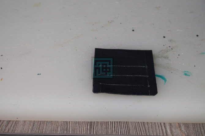 اموزش کیف چرم موبایل-مرحله 8 8.قسمت پشتی کیف چرمی را برداشته و خطوط نمایش داده شده در الگو را با خودکار بر روی ان میکشیم.