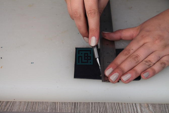 اموزش کیف چرم موبایل-مرحله 9 9.با استفاده از خط کش و کاتر خطوط را برش میدهیم.