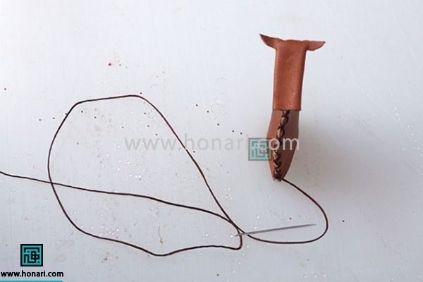 اموزش سرکلیدی چرمی گاو-مرحله 10 10.انتهای نخ باید در داخل کار قرار گیرد.