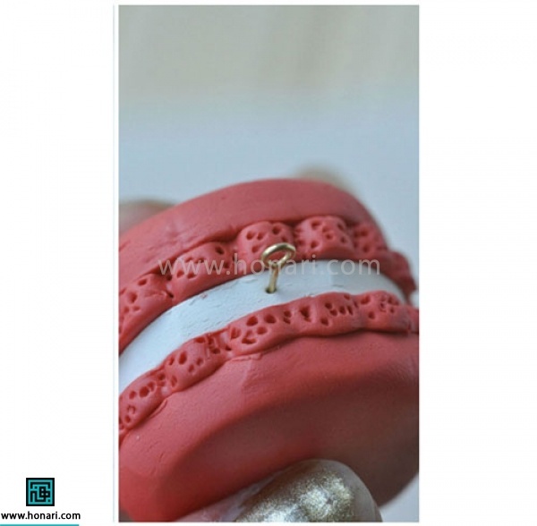 آموزش گوشواره خمیری با طرح شیرینی ماکارون-مرحله 8 در آخرین مرحله برای سفت و محکم شدن ، شیرینی را داخل فر طبق دستوری که روی جعبه خمیر ذکر شده حرارت میدهیم. دقت کنید که خمیر فیمو خیلی سریع میسوزد و زمان را باید دقیق محاسبه کنید.