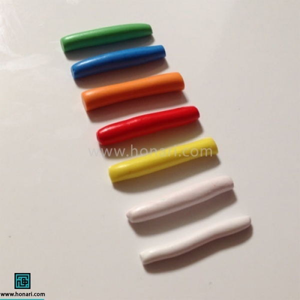 آموزش آبنبات خمیری-مرحله 3 هر یک از خمیر ها را با کف دست ورز داده و به شکل استوانه در می آوریم