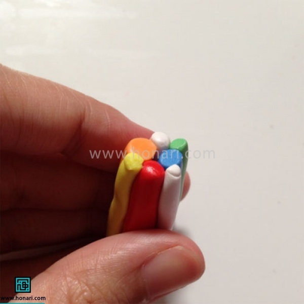 آموزش آبنبات خمیری-مرحله 4 حال همه استوانه ها را در کنار هم قرار داده تا استوانه ای با قطر بیشتر بوجود آید.