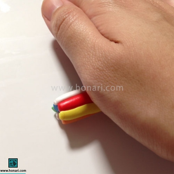 آموزش آبنبات خمیری-مرحله 5 مجددا مانند مرحله سوم آنها را با کف دست ورز میدهیم تا بهم بچسبد