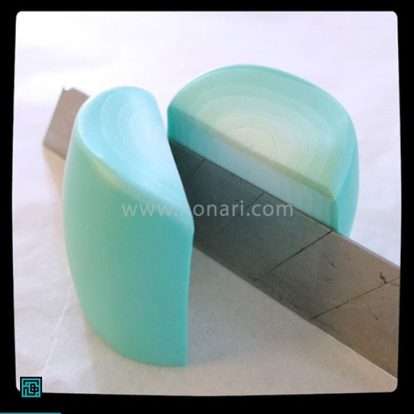 سپس با Ø§Ø³ØªÙØ§Ø¯Ù از ØªÛØºÙ کاتر آ٠را از ÙØ³Ø· Ø¨Ù Ø¯Ù ÙØ³Ù
ت ØªÙØ³ÛÙ
 Ù
ÛÚ©ÙÛÙ
 .