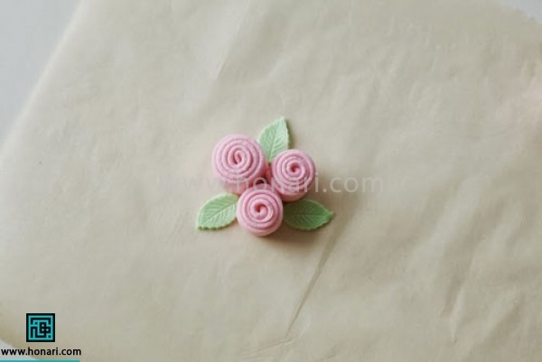 گ٠٠برگ ÙØ§ را Ø¨Ù Ø´Ú©Ù Ø¯ÙØ®Ùا٠در Ú©ÙØ§Ø± ÙÙ
 ÙØ±Ø§Ø± داد٠٠تزئÛÙ Ù
ÛÚ©ÙÛÙ
. در ÙÙØ§Ûت Ø·Ø¨Ù Ø¯Ø³ØªÙØ± ÙÙØ´ØªÙ شد٠رÙÛ Ø®Ù
ÛØ± آ٠را ØØ±Ø§Ø±Øª Ù
ÛØ¯ÙÛÙ
.