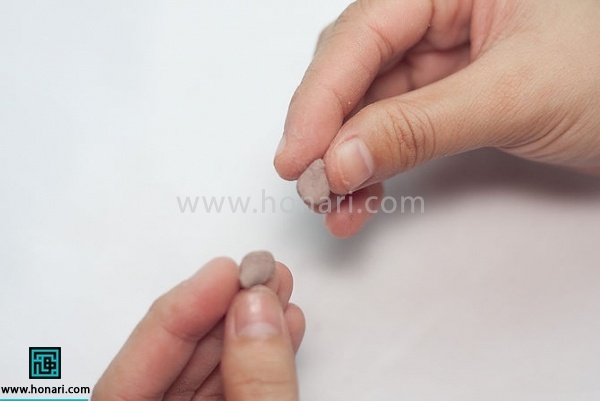 ÛÚ© سÙ
ت Ø¢ÙØ±Ø§ با اÙگشت Ú©Ù
Û Ø¬Ù
ع Ù
ÛÚ©ÙÛÙ
 ٠سپس Ø¨Ù Ø¢Ù ÙØ´Ø§Ø± Ù
Û Ø¢ÙØ±ÛÙ
 تا Ú©Ù
Û ØµØ§Ù Ø´ÙØ¯ Ù Ø¨Ù Ø´Ú©Ù Ú¯ÙØ´ Ø¯Ø±Ø¢ÛØ¯