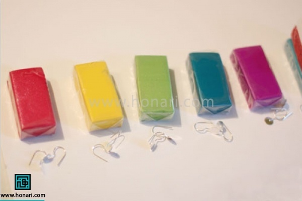 آموزش گوشواره خمیری با طرح فرفره-مرحله 1 مواد لازم : خمیر پلیمر رس(فیمو ) ، چاقو ، قفلگوشواره، وردنه