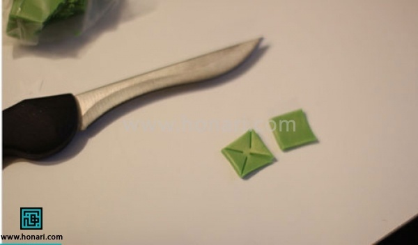 آموزش گوشواره خمیری با طرح فرفره-مرحله 3 از هر چهار گوشه به سمت مرکز مربع برش میزنیم . دقت کنید فاصله بین برش و مرکز مربع حفظ شود .