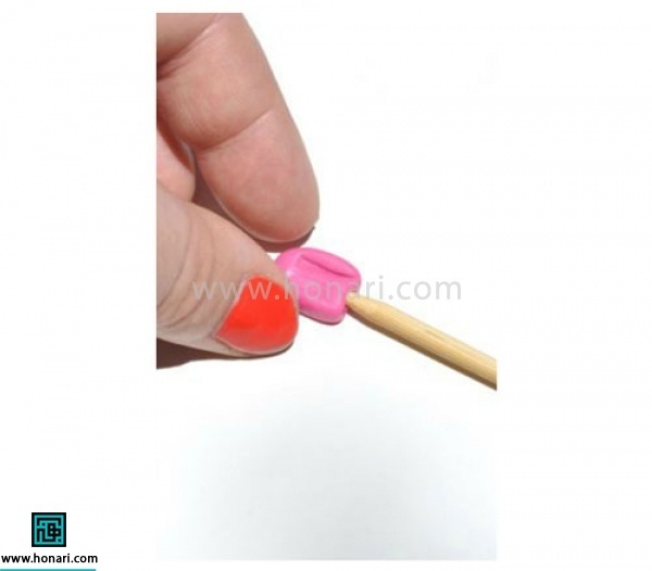 آموزش عروسک بستنی خمیری-مرحله 4 با استفاده از خمیر کرم ، رول کوچکی درست میکنیم . و سپسبا خلال دندان سوراخ کوچکیایجاد کرده ، و خمیر را درون آن قرار میدهیم.