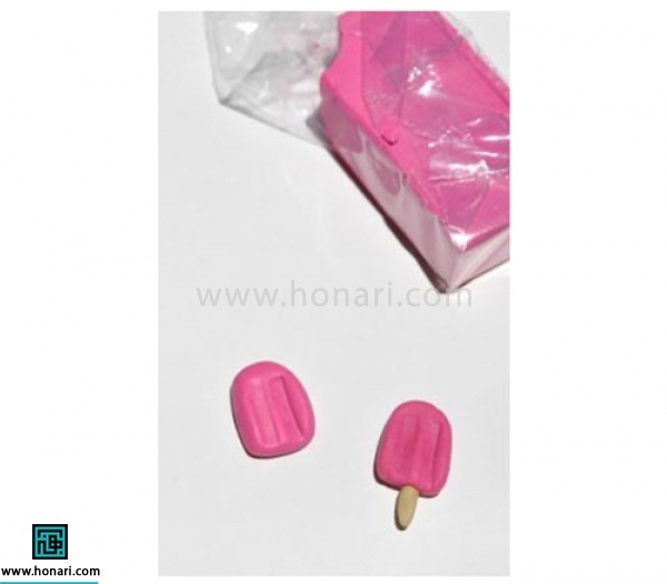 آموزش عروسک بستنی خمیری-مرحله 3 با استفاده ازکاردک یا خلال دندان شیار هایی را روی خمیر ایجاد میکنیم