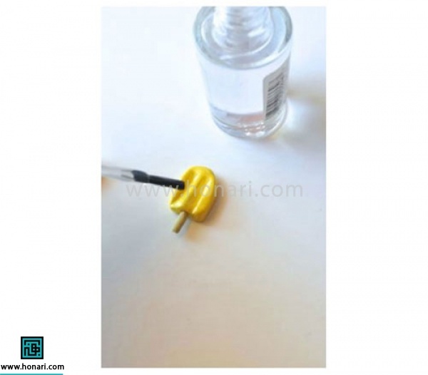 آموزش عروسک بستنی خمیری-مرحله 6 بعد از خنک شدن میتوانیم در صورت دلخواه به آن براق کننده بزنیم