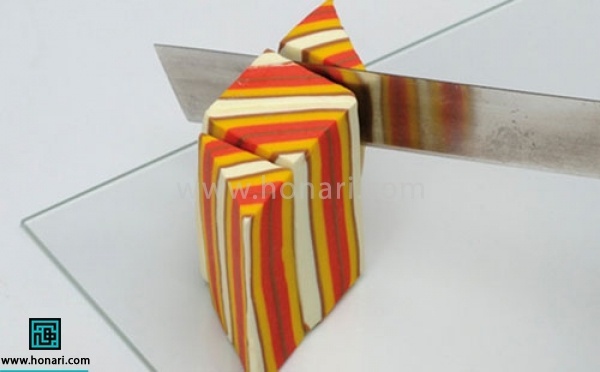 آموزش دستبند خمیری-مرحله 5 سپس از دو طرف لوزی بوجود آمده برش کوچکی میزنیم تا مانند تصویر یک عدد مربع و دو عدد مثلث بوجود بیاید