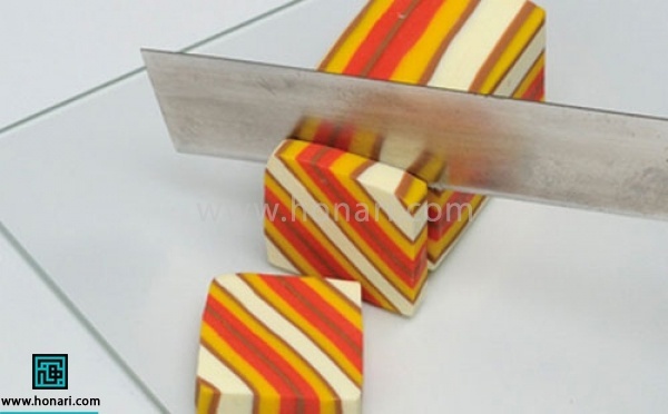 آموزش دستبند خمیری-مرحله 6 مانند تصویر برش هایی به ضخانت نیم سانت میزنیم