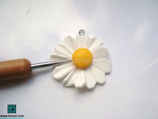 آموزش گوشواره خمیری با طرح گل-مرحله 5 با استفاده از قلم سرگرد، به گلبرگ ها حالت هلالیمیدهیم